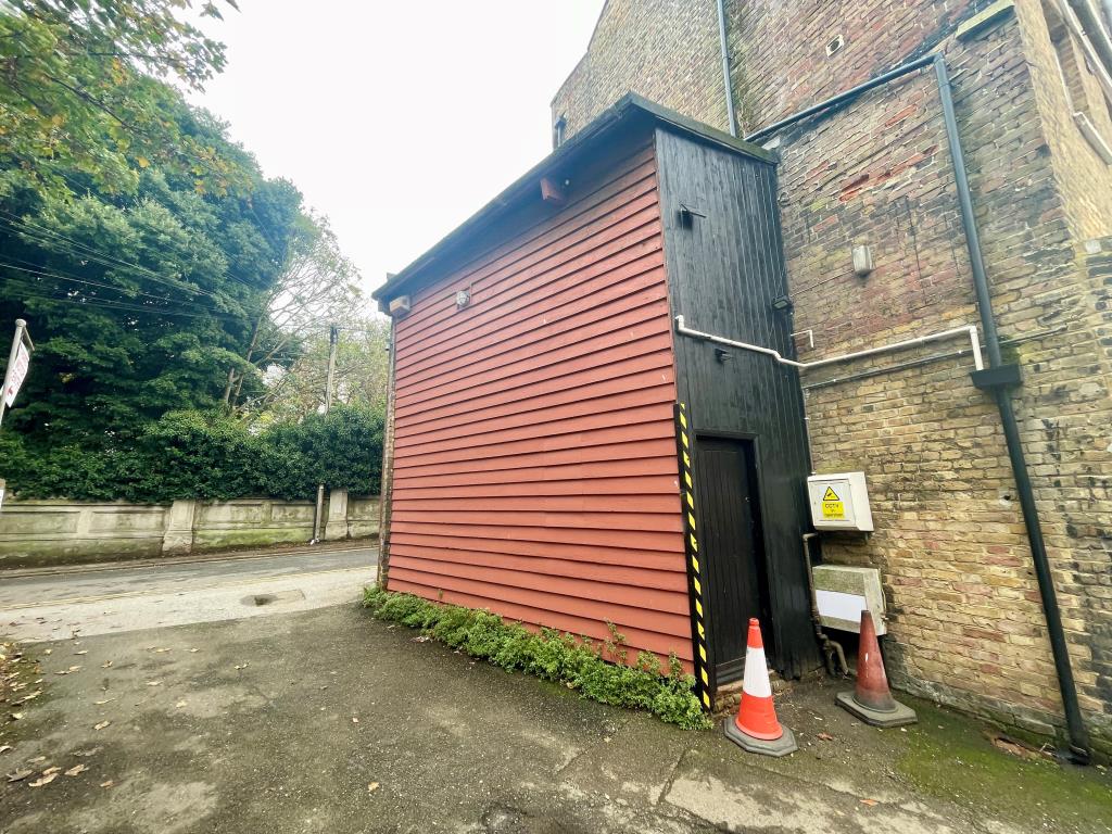 Lot: 80 - PROPERTY WITH POTENTIAL - Rear access